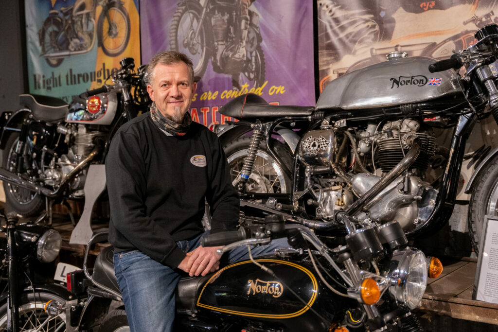 Glenn Tjeldnes, leder hos Skandinavisk Motorsykkel Center, sittende på motorsykkel