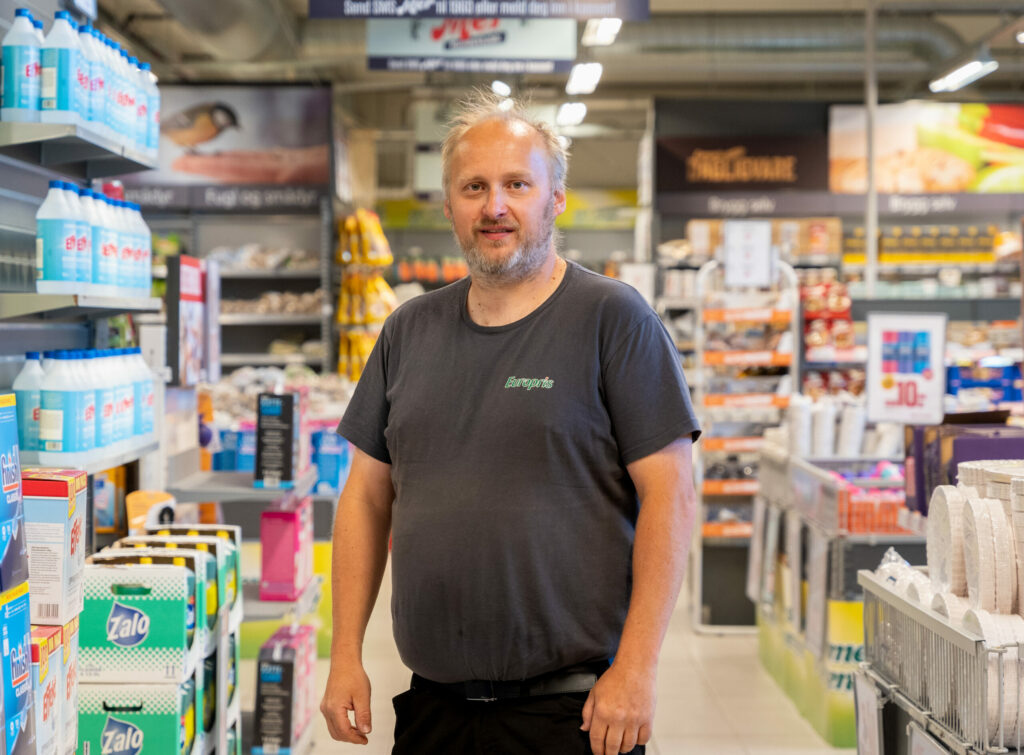 Rune Friksen-Svehagen avbildet mellom reolene i Europrisbutikken på Gjøvik